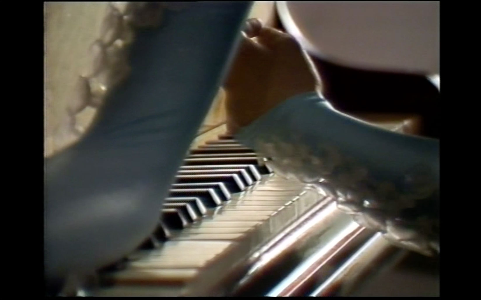 Cinzia-Ruggeri, "Per un Vestire organico", 1983, documentation of performance, milano, 1983, courtesy of the artist.